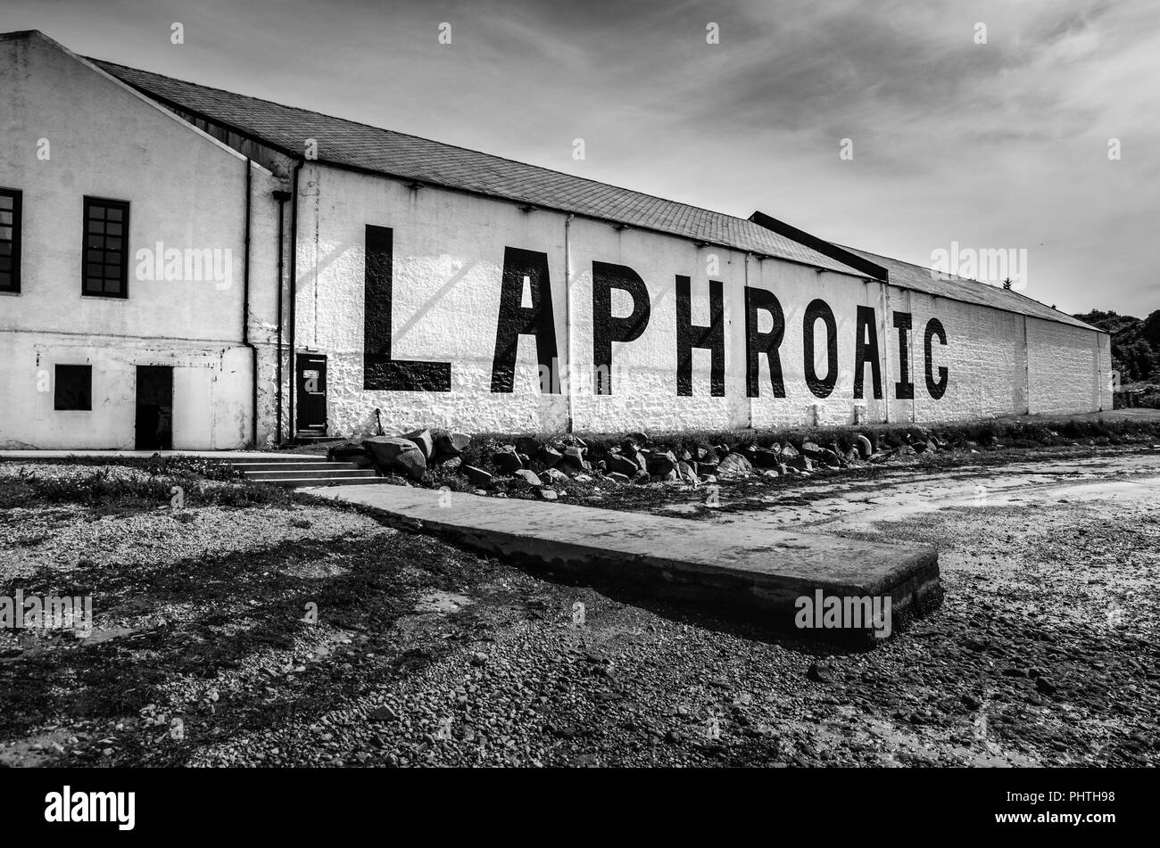 Bianco e Nero segno a Laphroaig distilleria di whisky su Islay, Scozia Foto Stock