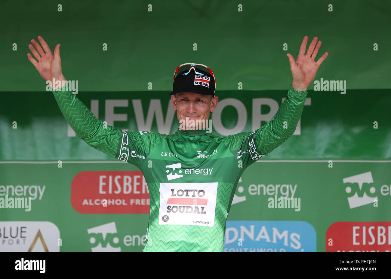 Fase uno vincitore Andre Greipel sul podio alla fine dell'Ovo Energy Tour della Gran Bretagna 2018 da Pembrey Country Park a Newport. Foto Stock