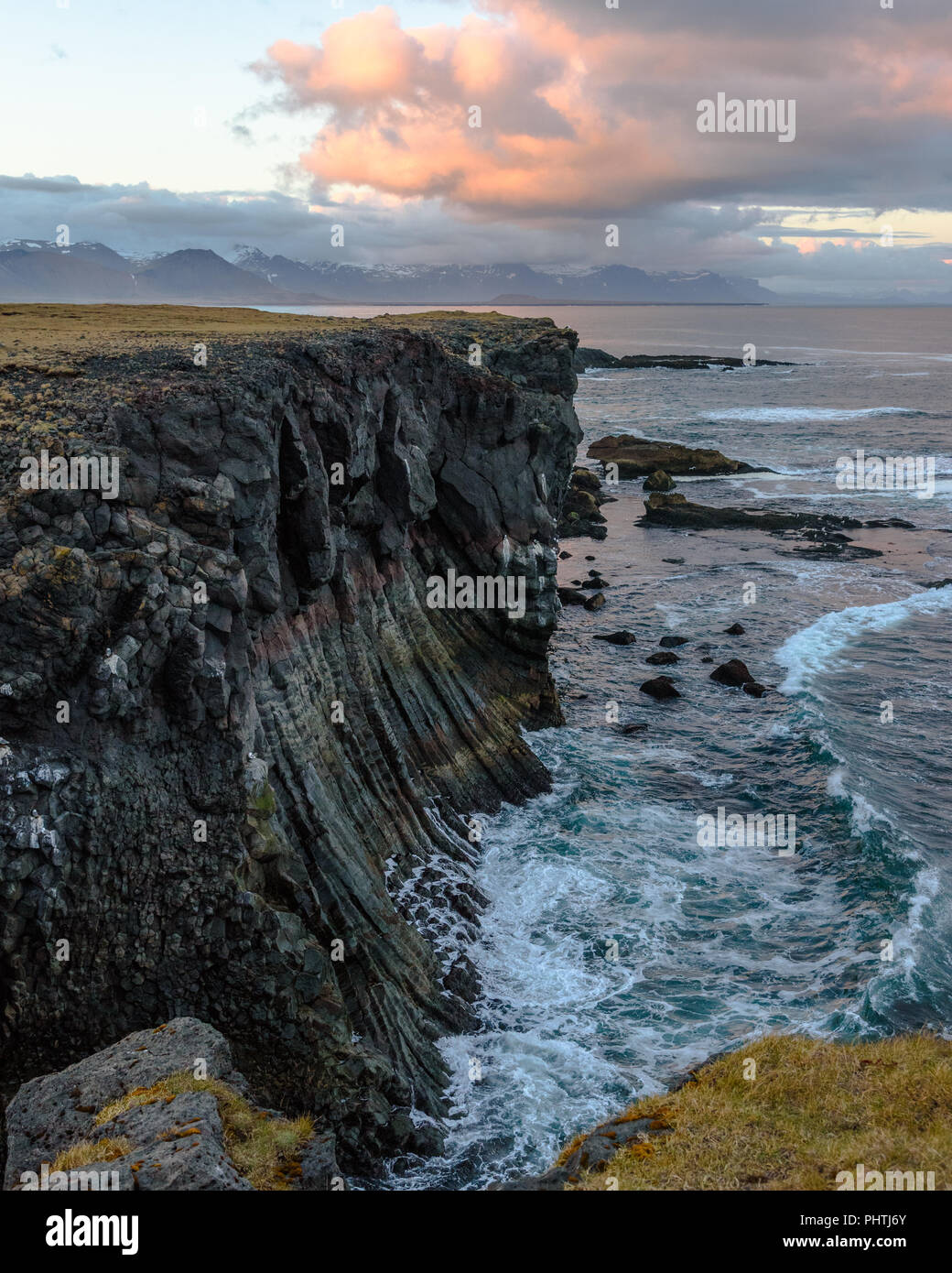 Una colonna di basalto litorale a Arnarstapi sulla penisola Snaefellsnes in Islanda al crepuscolo Foto Stock
