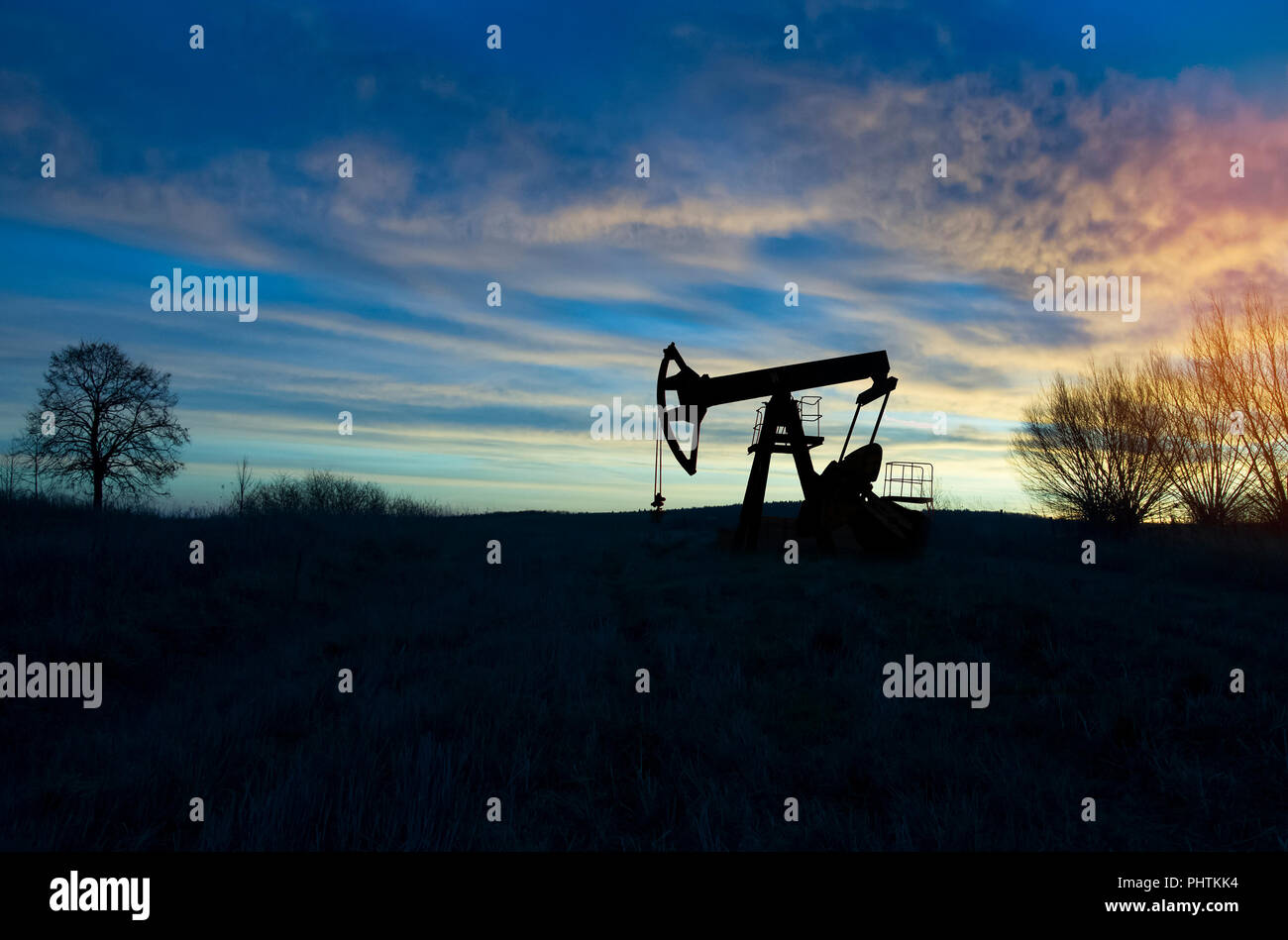 Operando il petrolio e il gas ben profilato sul Cielo di tramonto Foto Stock