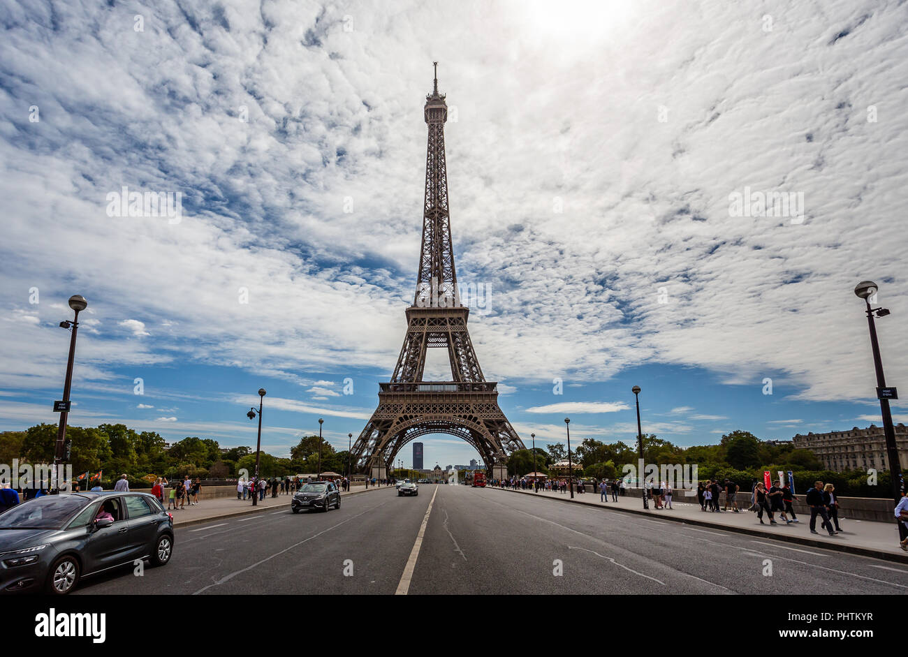 La Torre Eiffel dalla d'lena ponte contro un incredibile cielo prese a Parigi in Francia il 26 agosto 2018 Foto Stock