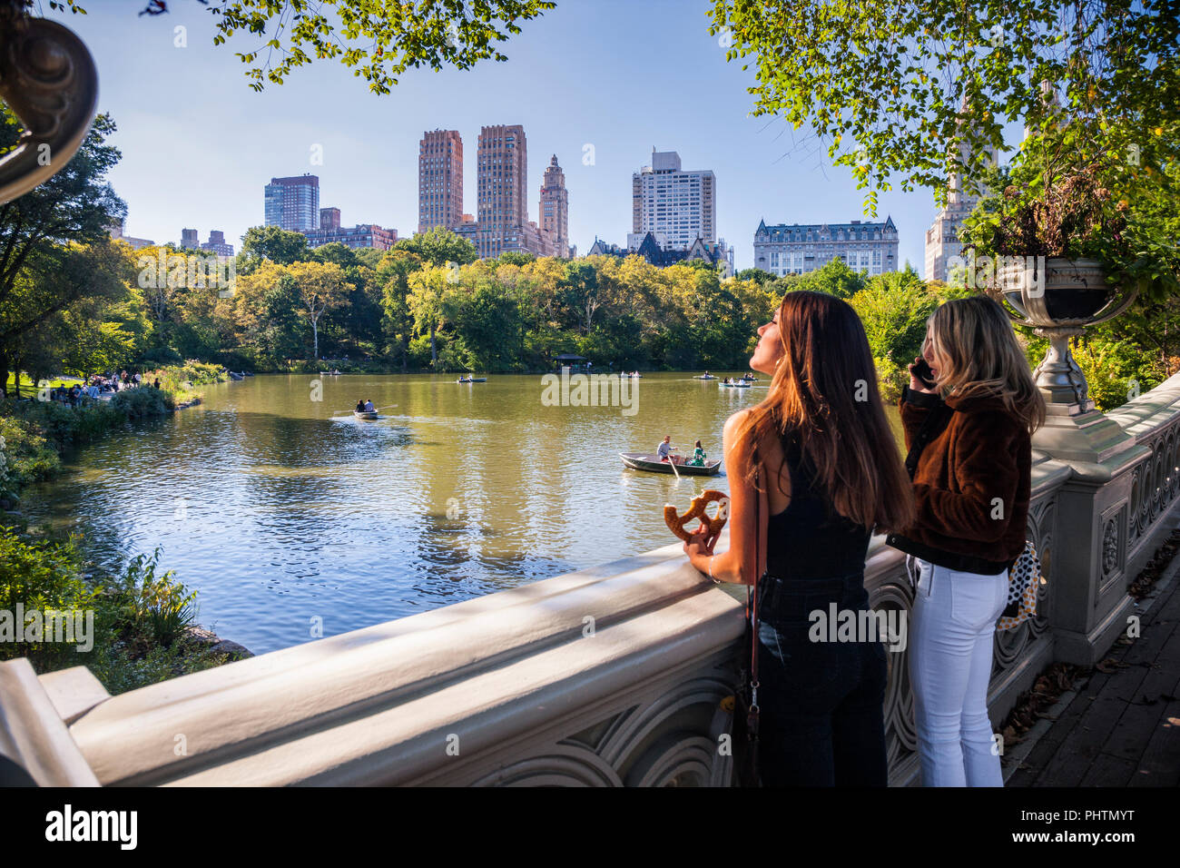 Due belle ragazze la visione di Manhattan dal ponte di prua in Central Park Foto Stock