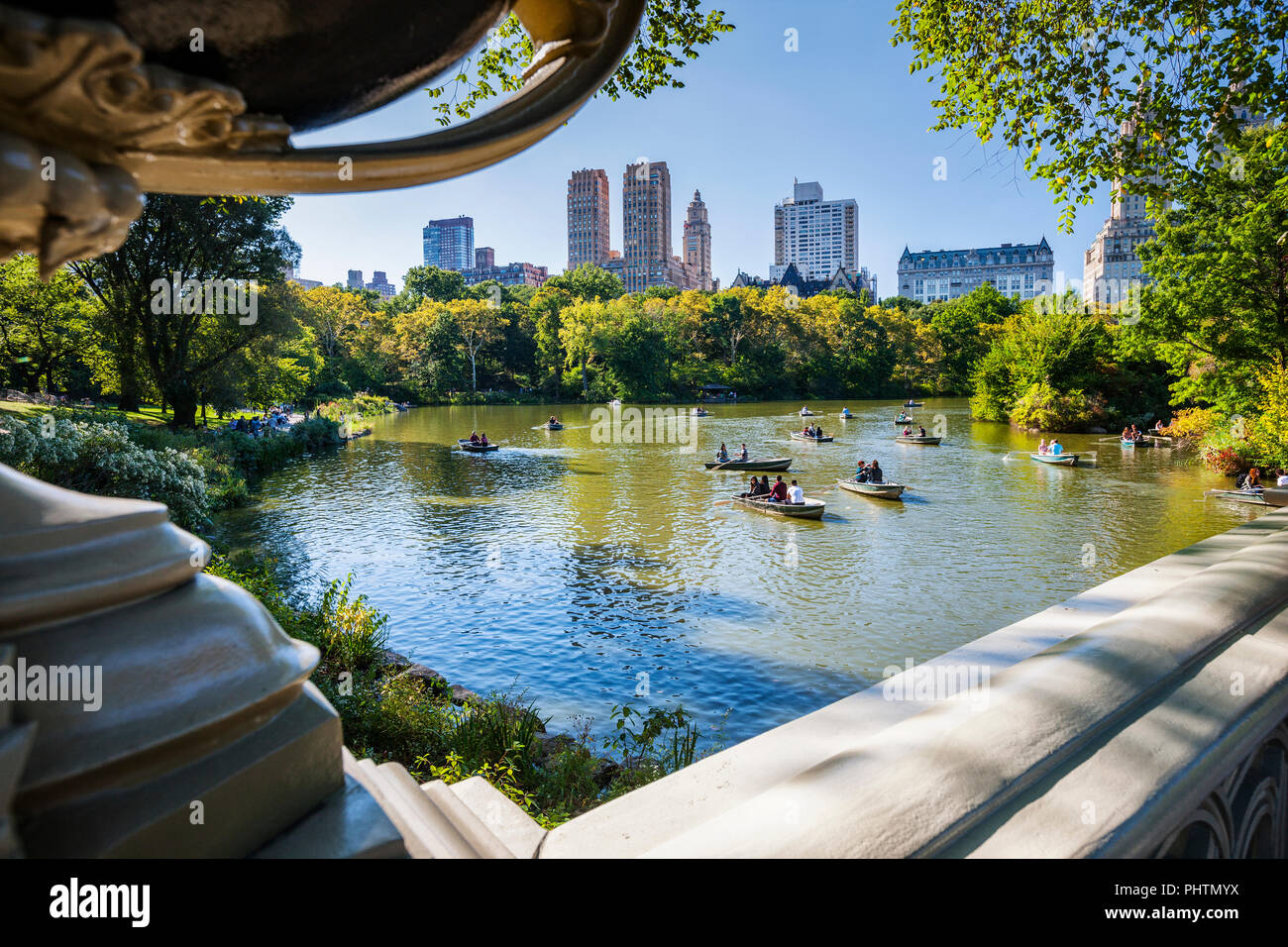 Central Park, i turisti in barca sul lago, sfondo Manhattan Foto Stock