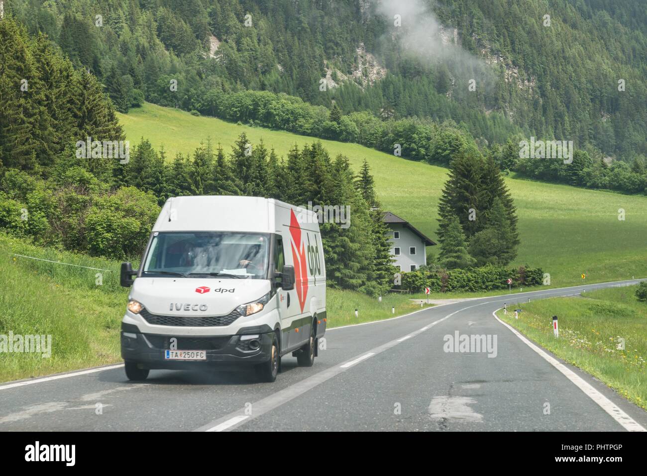 Strada di Obertauern di Mauterndorf, Austria, 06 giugno 2018, che sopraggiungono consegna DPD van Foto Stock