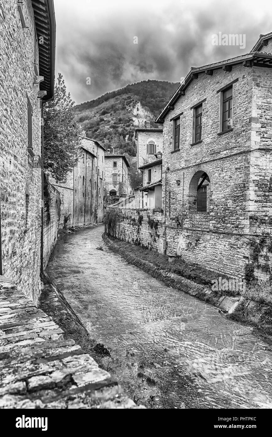 Passeggiando per le pittoresche e antiche strade di Gubbio, una delle più belle città medievali in Italia centrale Foto Stock