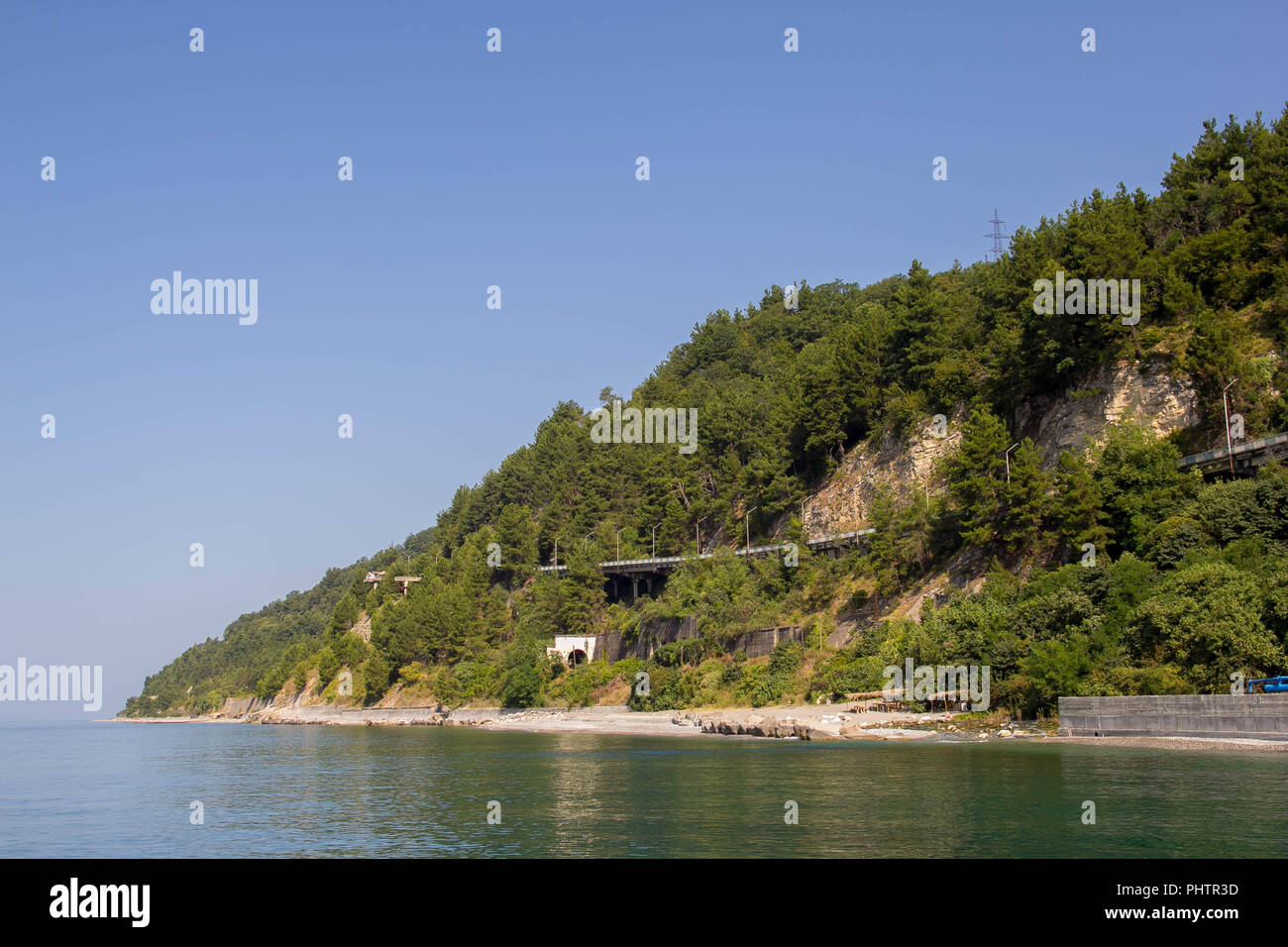 Bella vista panoramica dall'altezza sul villaggio cretese di Plakias con la sua pittoresca rilievo collinare, la spiaggia e il litorale del mar mediterraneo. Foto Stock