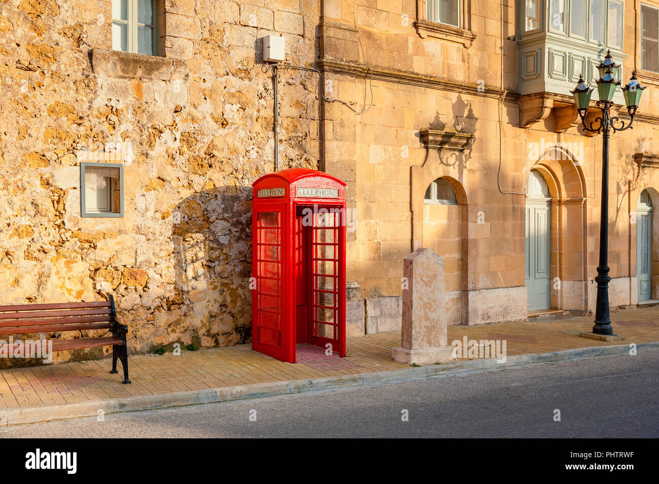 Cabina telefonica in strada di Gozo Malta Foto Stock