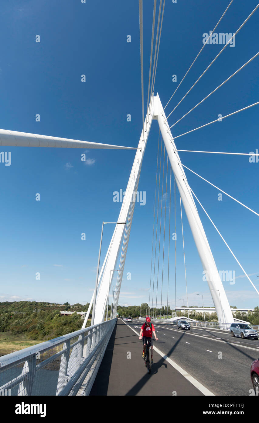 Uomo in bicicletta attraverso la nuova usura sul fiume crossing, la cuspide settentrionale bridge, Sunderland, England, Regno Unito Foto Stock