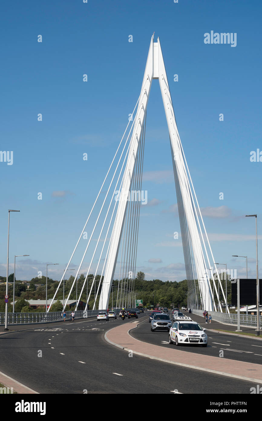 Il traffico che attraversa il fiume usura utilizzando la nuova cuspide settentrionale bridge, Sunderland, England, Regno Unito Foto Stock