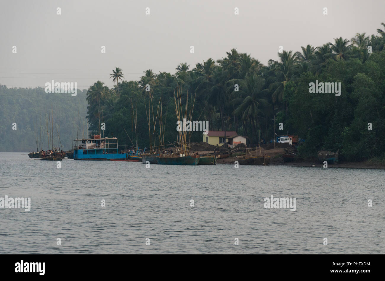 Numerose estrazione di sabbia barche viste in sul Fiume Mandovi vicino Volvoi, Goa, India Foto Stock