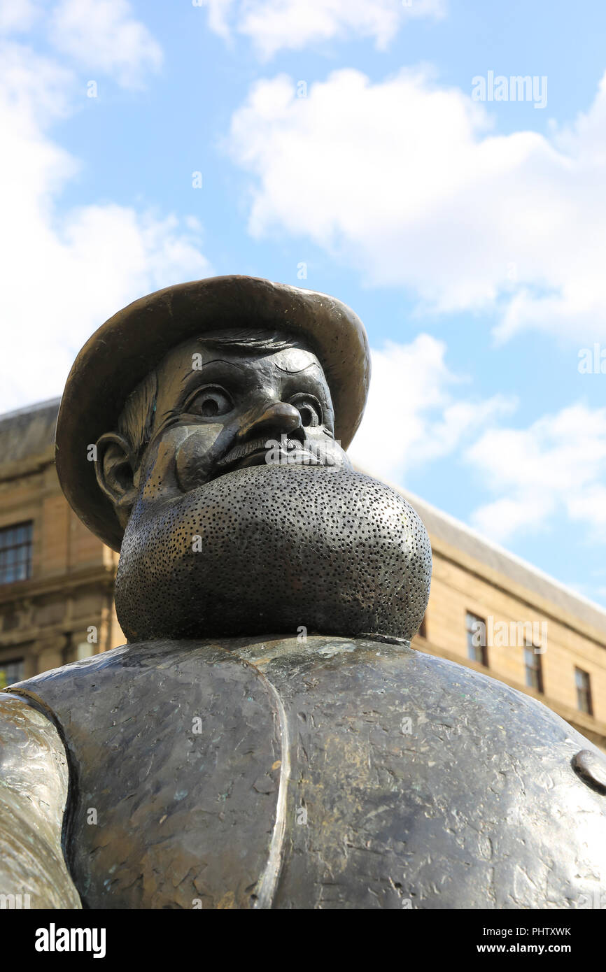 Statua di Desperate Dan, il selvaggio west personaggio del dandy, a Dundee dove ai suoi editori, D.C. Thomson sono basati in Scozia, Regno Unito Foto Stock