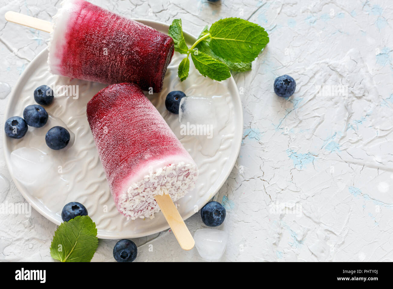 Piastra del vegan berry popsicles con latte di cocco. Foto Stock