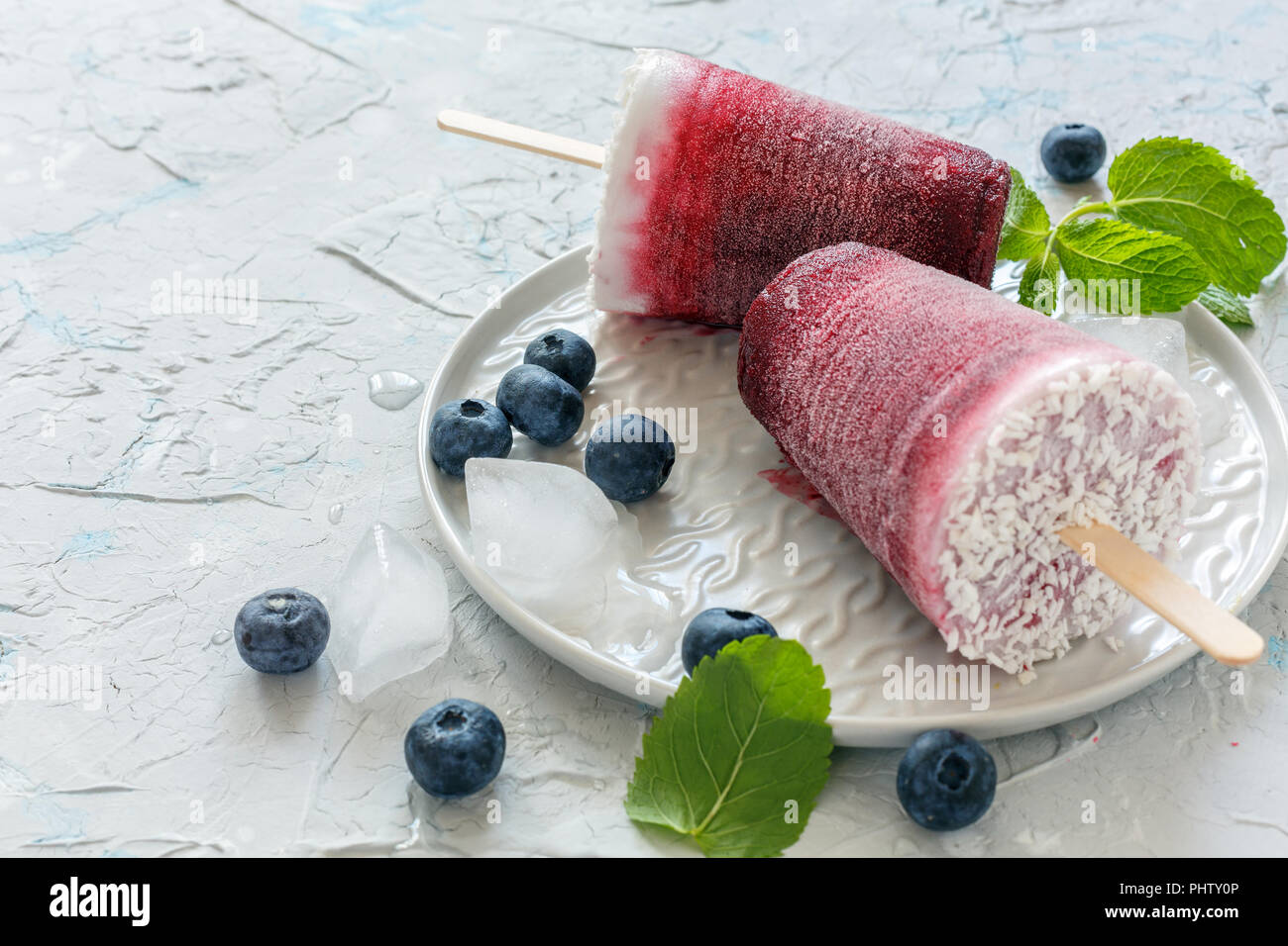 In casa vegan berry popsicles con latte di cocco. Foto Stock