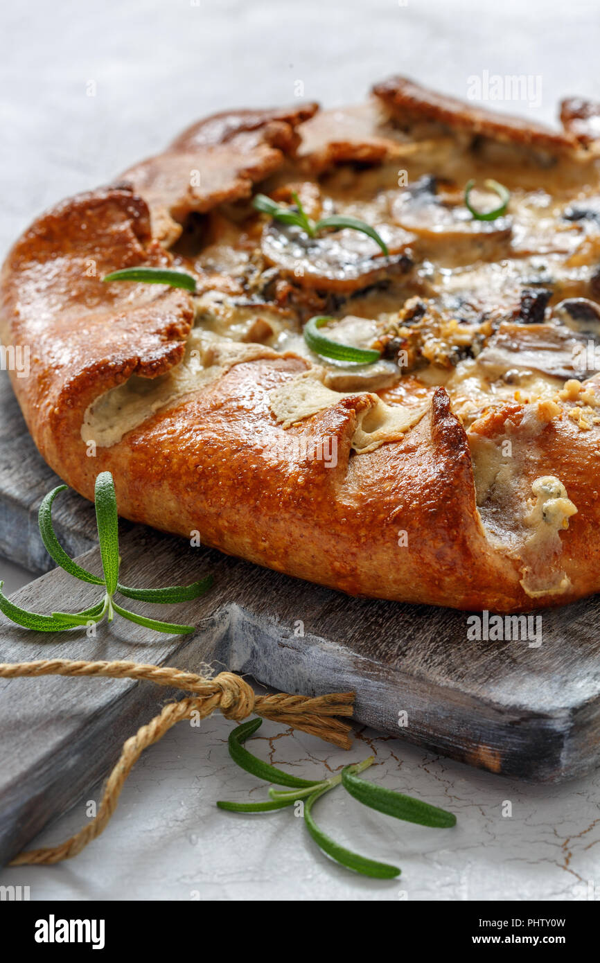 A forma libera con torta di funghi, cipolle e formaggio blu. Foto Stock