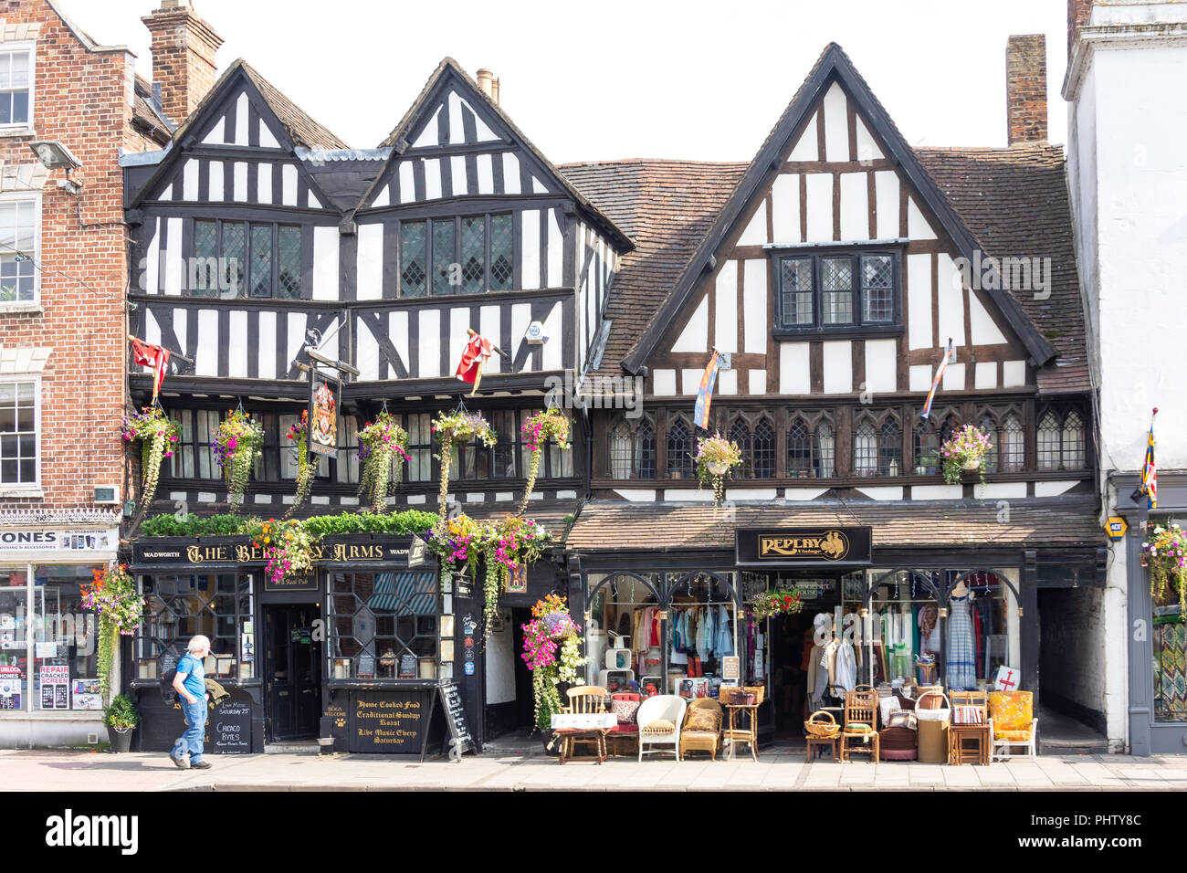 Xv secolo il Berkeley bracci e Replay negozio Vintage, Church Street, Tewkesbury, Gloucestershire, England, Regno Unito Foto Stock