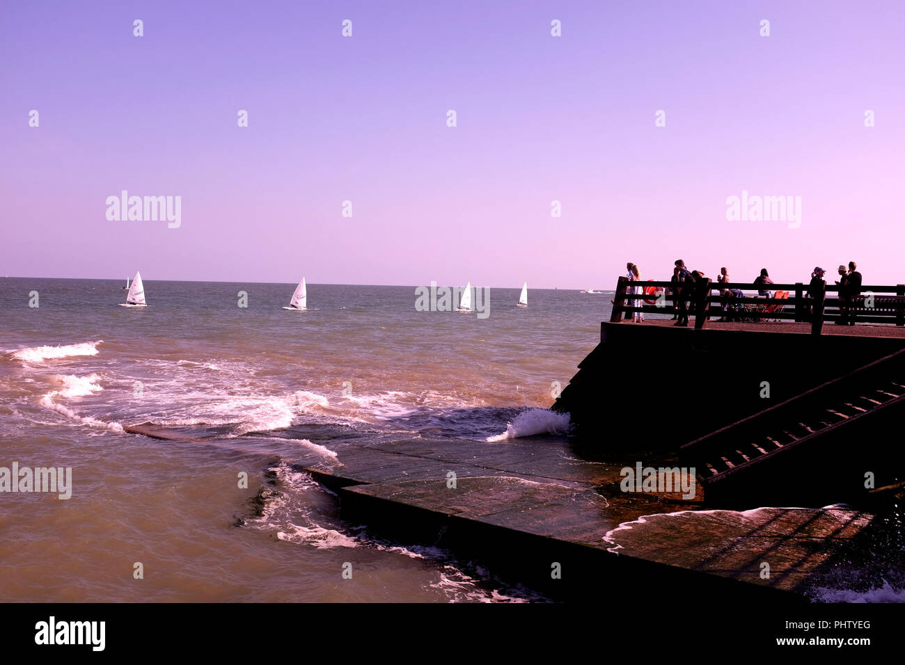 I turisti a guardare il broadstairs sailing club in città BROADSTAIRS KENT orientale uk sett 2018 Foto Stock