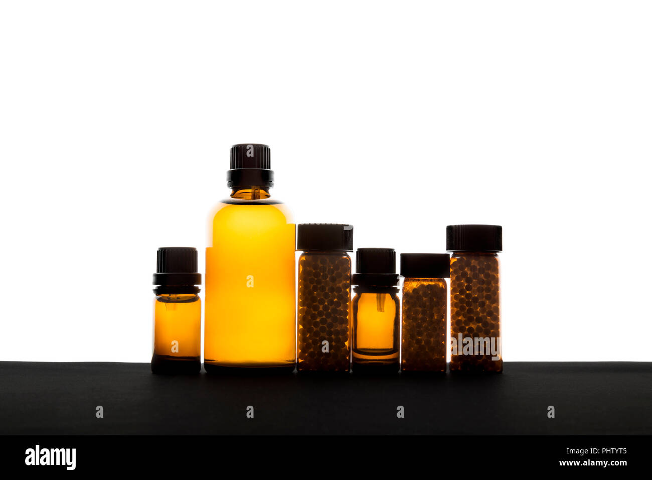 Bottiglie e pillole di medicina omeopatica / rimedi studio shot contro uno sfondo bianco Foto Stock