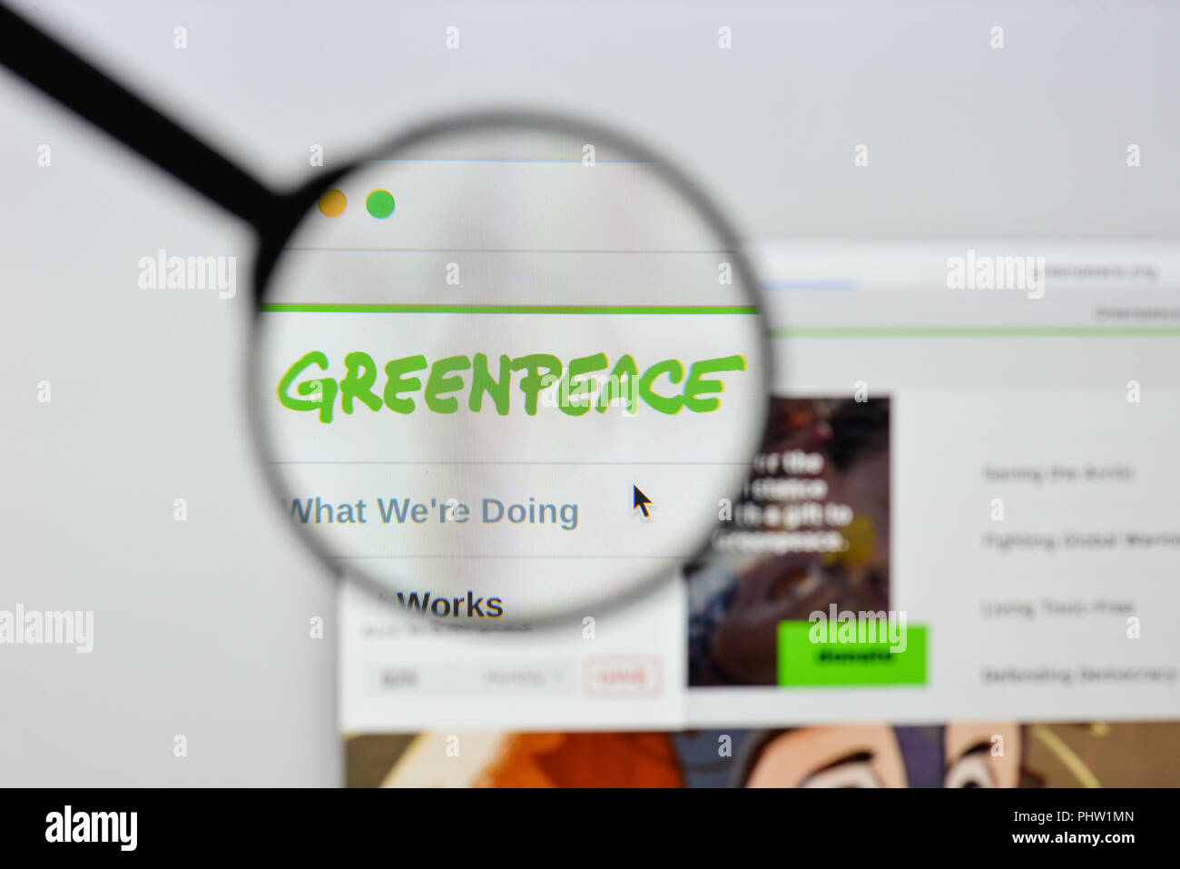 Milano, Italia - 20 agosto 2018: Sito web Greenpeace homepage. Il logo di Greenpeace visibile. Foto Stock