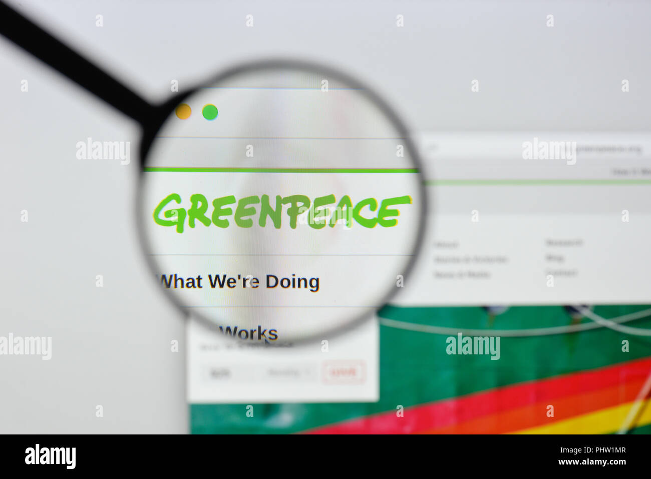 Milano, Italia - 20 agosto 2018: Sito web Greenpeace homepage. Il logo di Greenpeace visibile. Foto Stock
