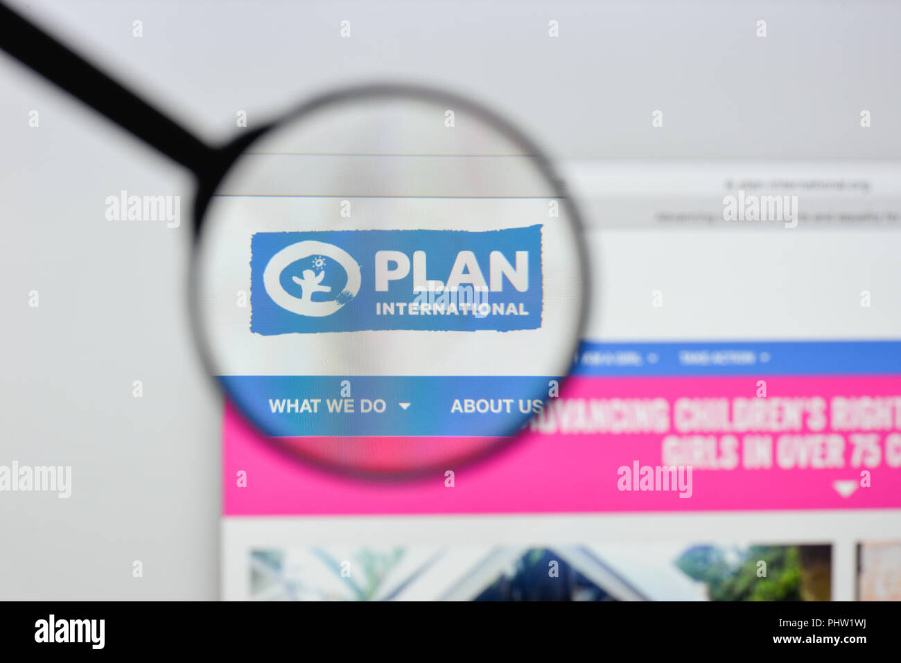 Milano, Italia - 20 agosto 2018: Plan International website homepage. PLAN International logo visibile. Foto Stock