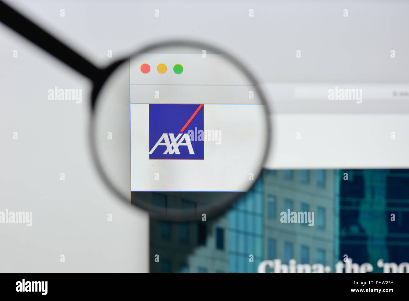 Milano, Italia - 20 agosto 2018: Axa website homepage. Logo di Axa visibile. Foto Stock