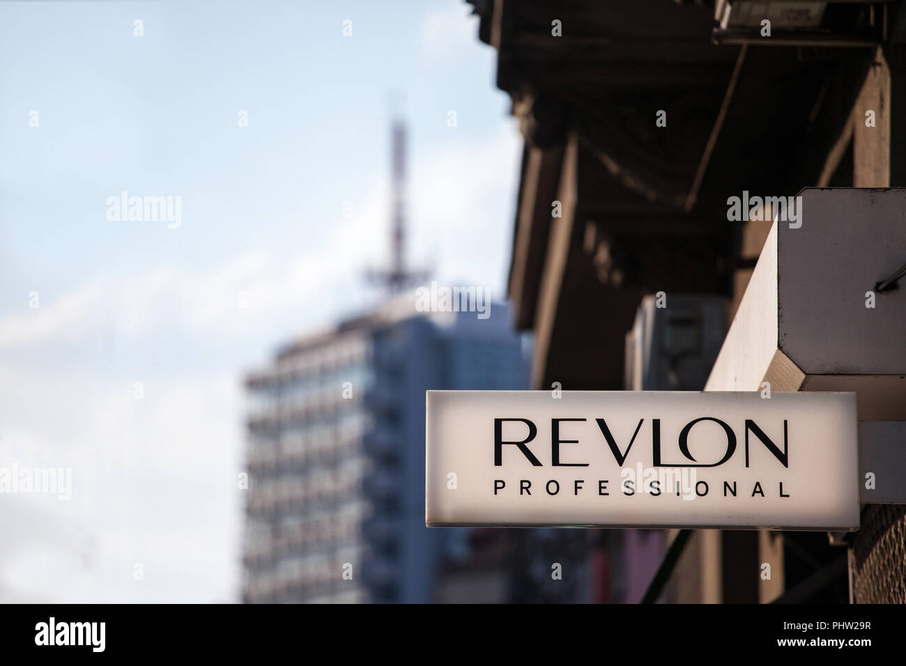A Belgrado, in Serbia - 2 Settembre 2018: il Logo di Revlon sulla loro rivenditore locale per la Serbia. Revlon è un americano di cosmetici e prodotti di bellezza diffusione wo Foto Stock