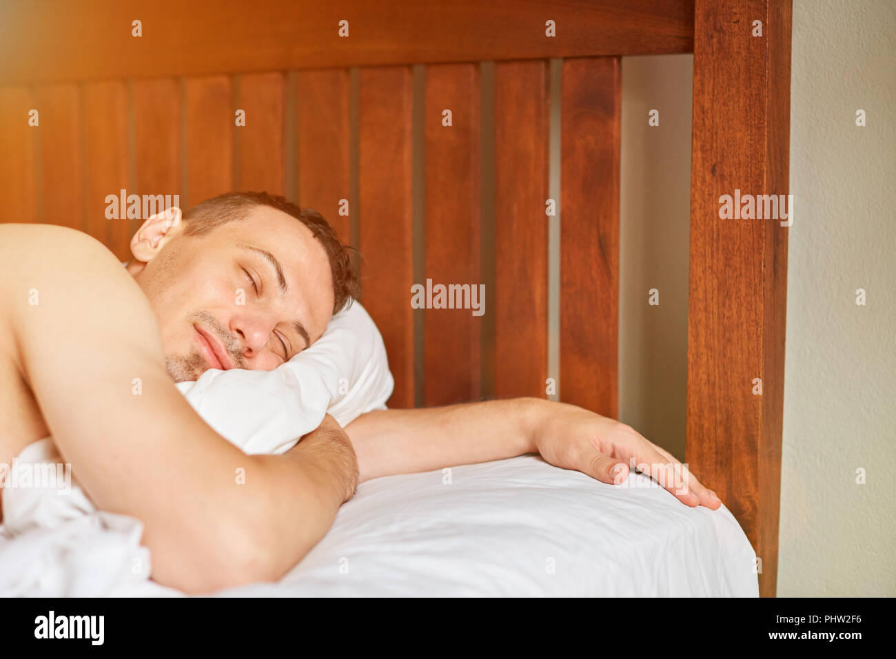 Close-up di giovani uomini a pelo in hotel bedroom Foto Stock