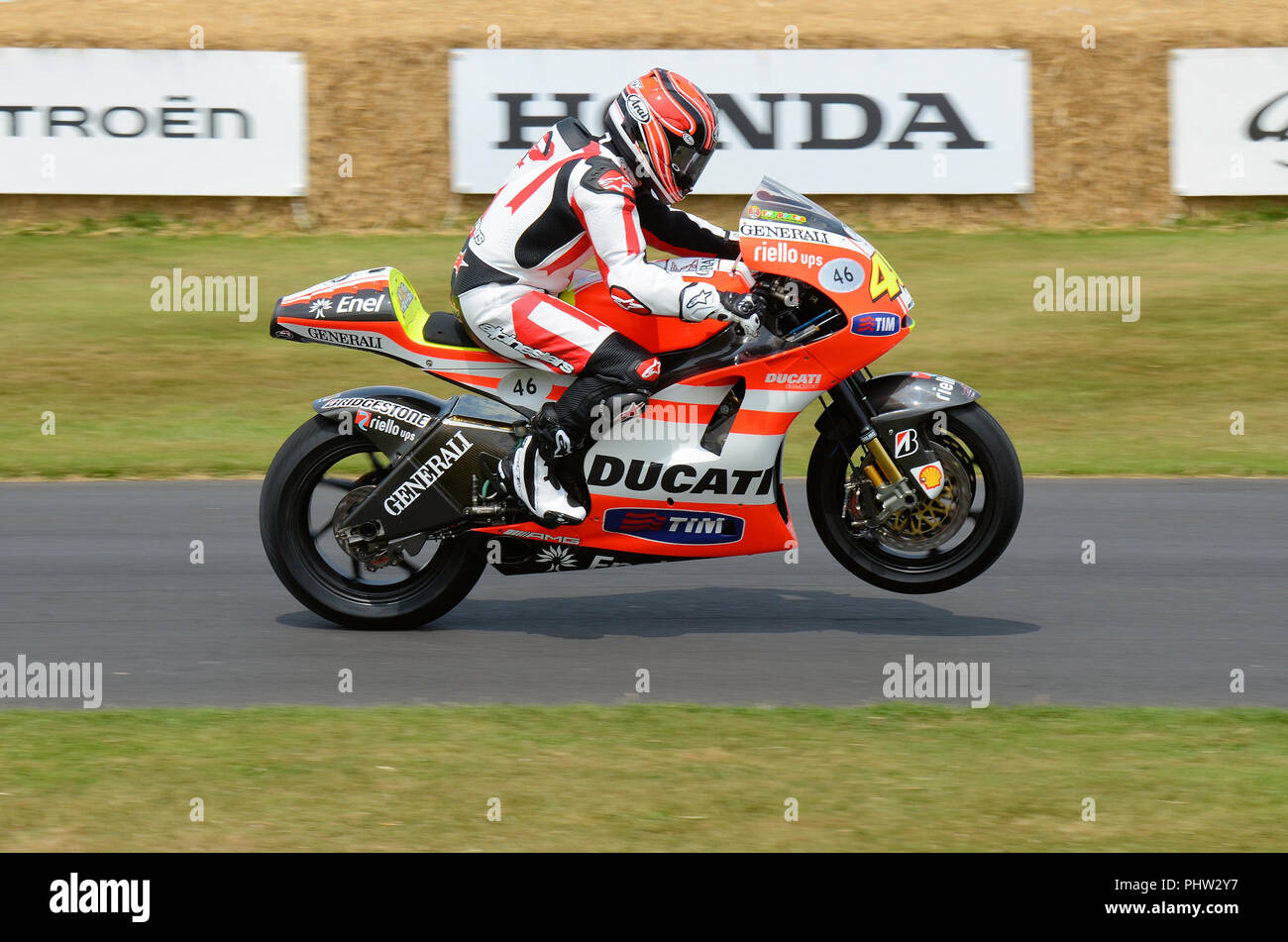 Randy Mamola in sella a una Ducati GP11 VR2, guidata da Valentino Rossi in MotoGP. Goodwood Festival of Speed Hill Climb 2013 Foto Stock