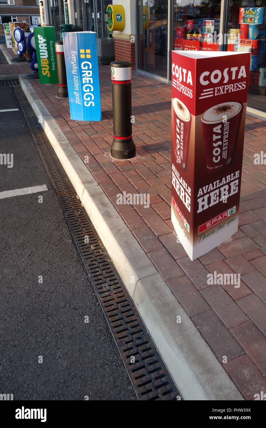 Pubblicità al di fuori del nuovo negozio di unità al nuovo complesso a Rotherham. Foto Stock