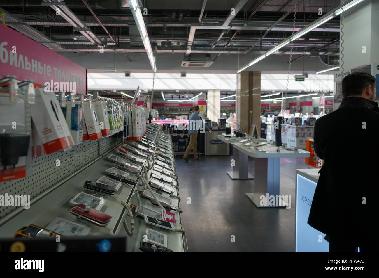 Mosca, Russia - aprile 6, 2018: vetrina con telefoni cellulari in MediaMarkt store in Yerevan Plaza Shopping Mall. Gruppo Safmar ha accettato di acquistare un netw Foto Stock