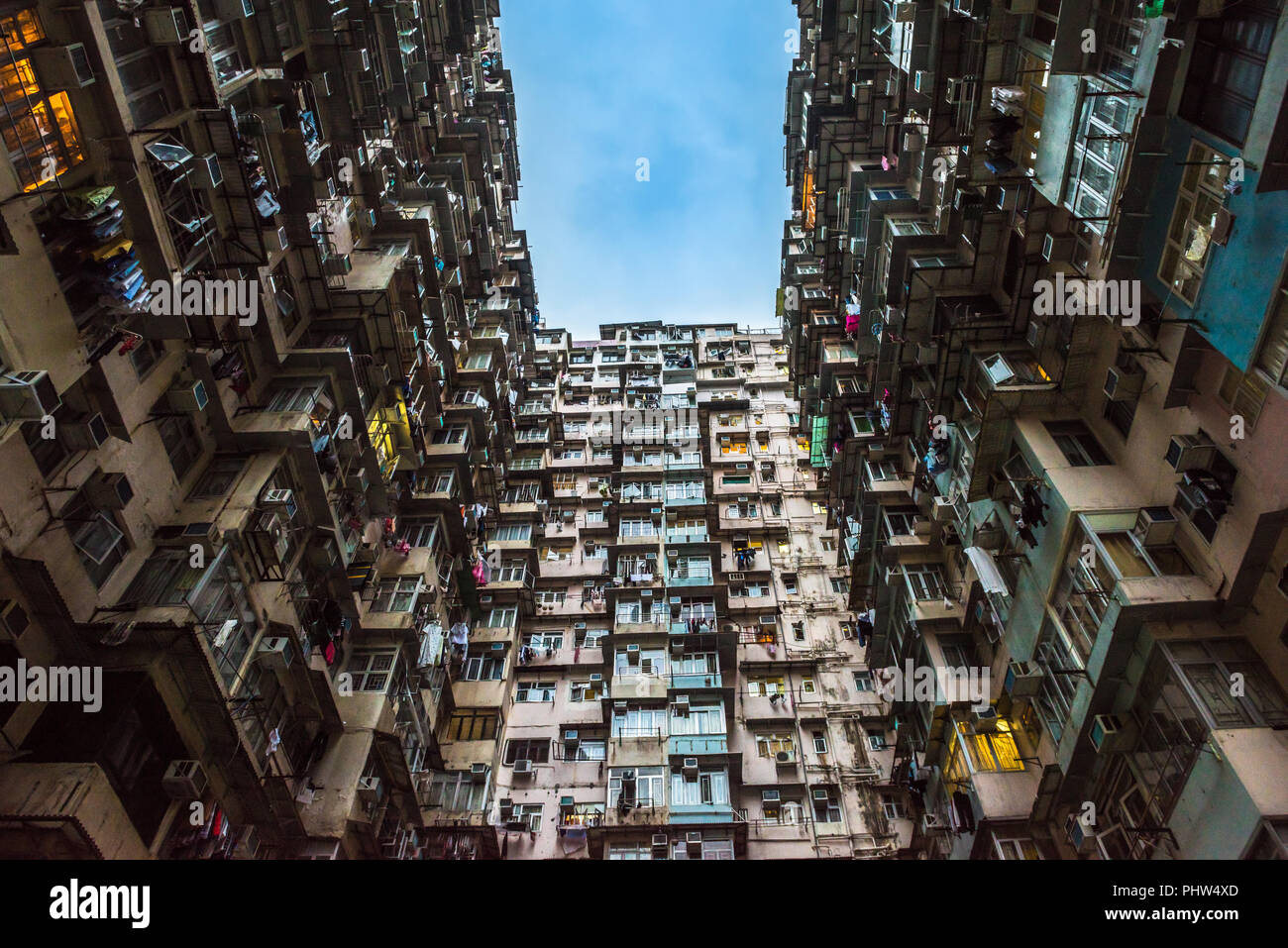 Sovraffollato edificio residenziale di Hong Kong Foto Stock
