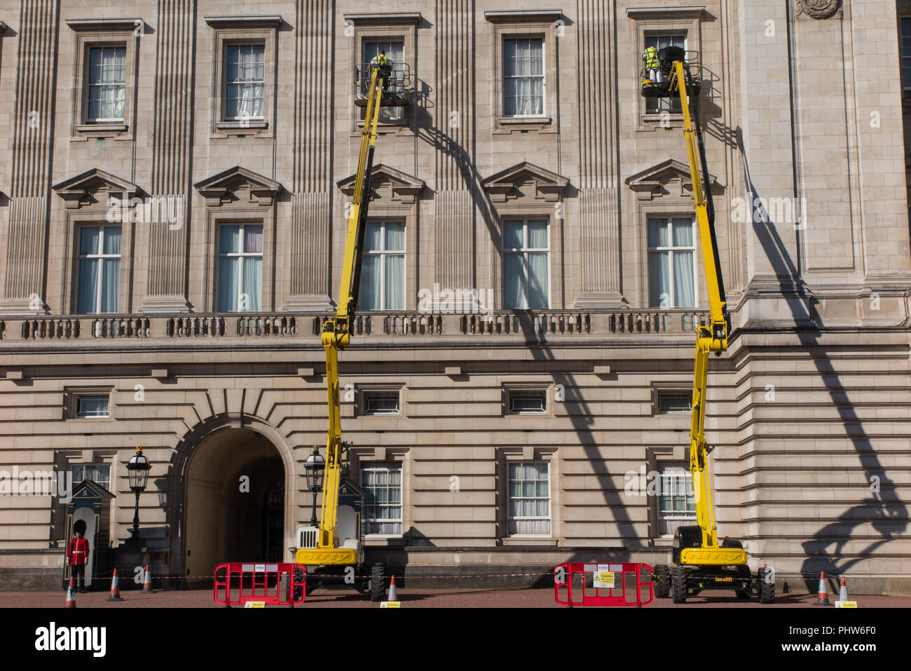 Pulizia del royal windows di Buckingham Palace a Londra Foto Stock