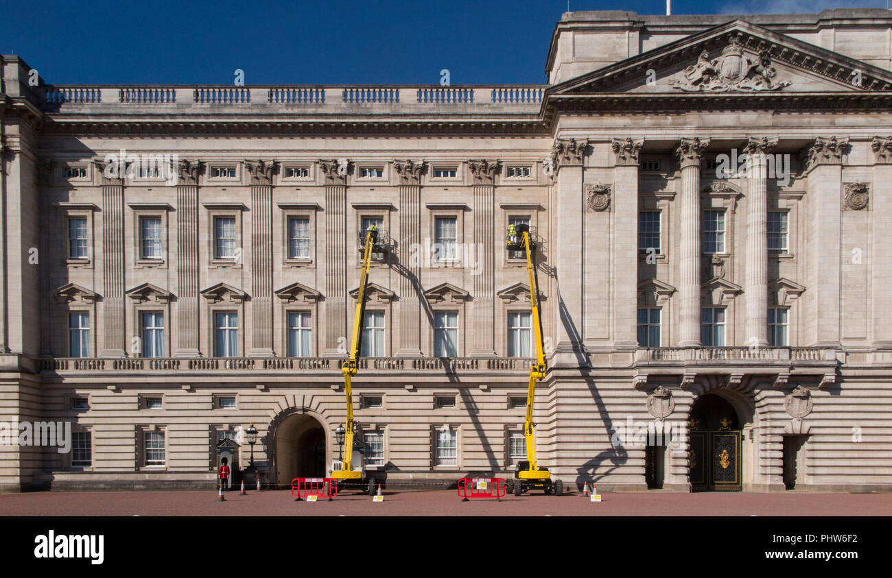 Pulizia del royal windows di Buckingham Palace a Londra Foto Stock