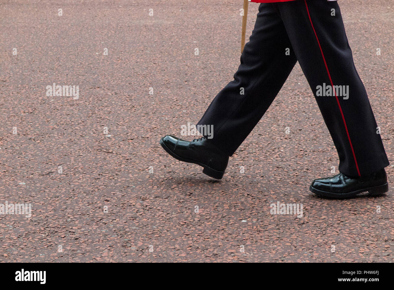 Un ufficiali gambe e stivali lucido portano una banda militare sul Mall a Londra Foto Stock