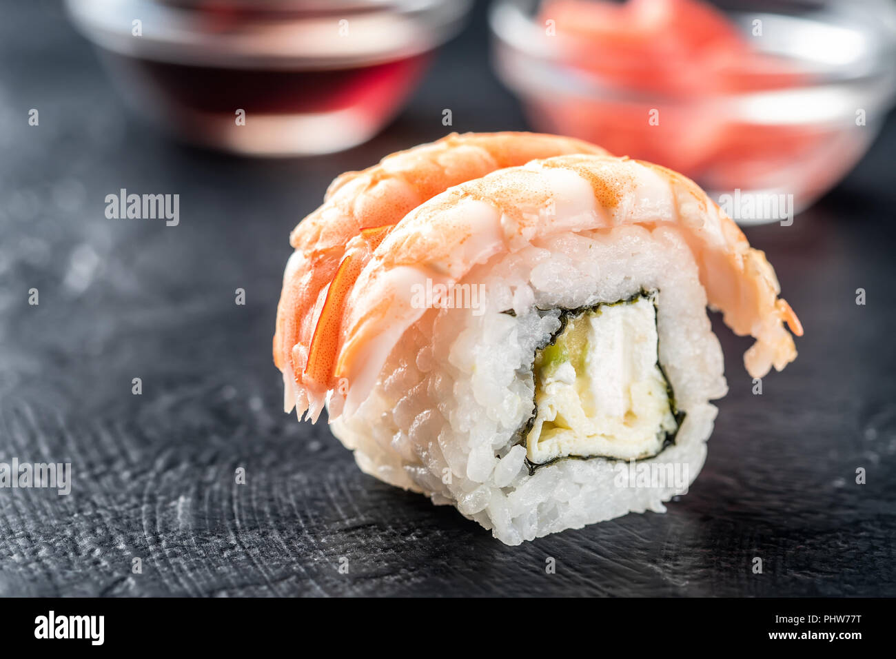 Rotoli di sushi di gamberi freschi di riso e formaggio Filadelfia Foto Stock