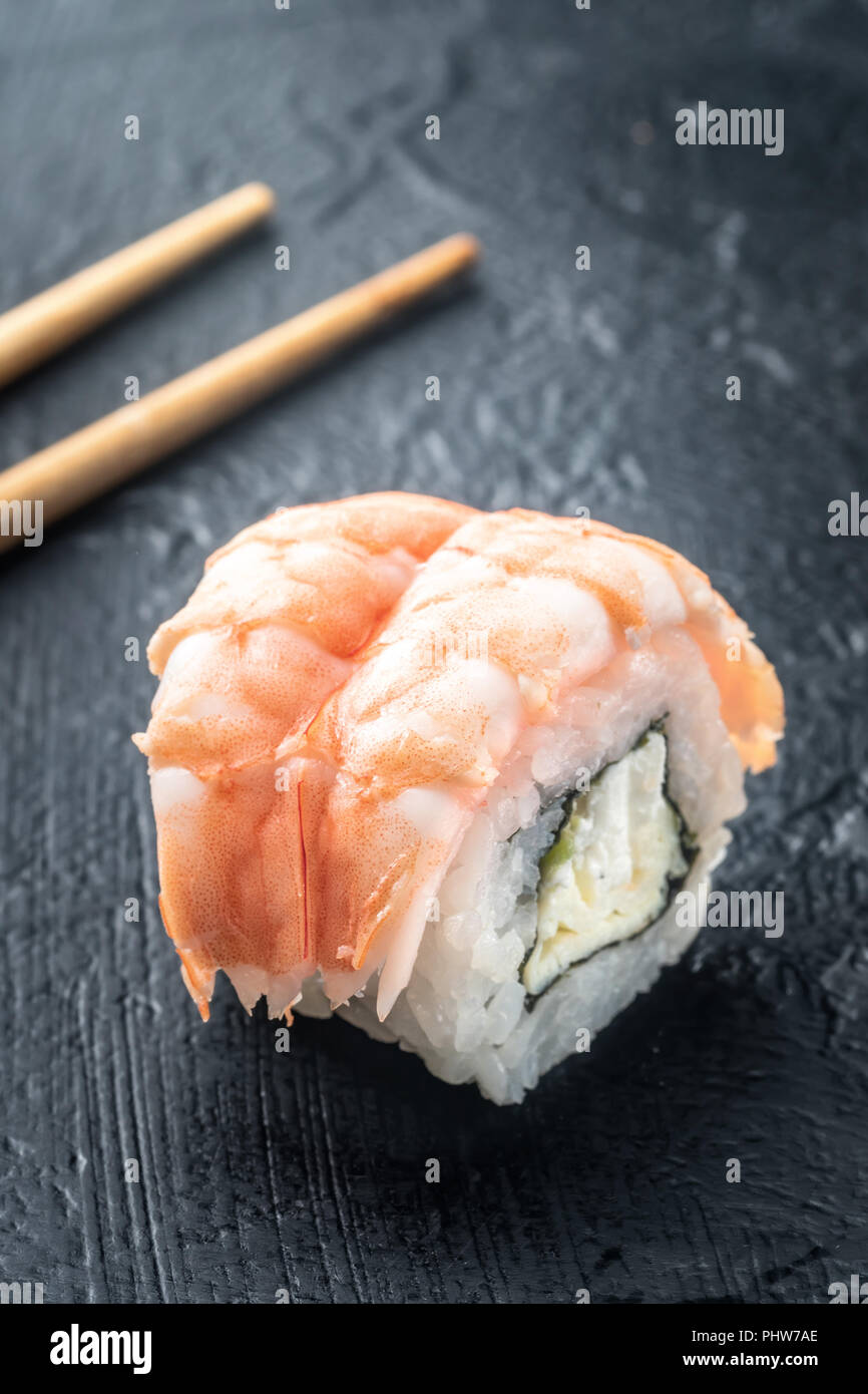 Rotoli di sushi di gamberi freschi di riso e formaggio Filadelfia Foto Stock