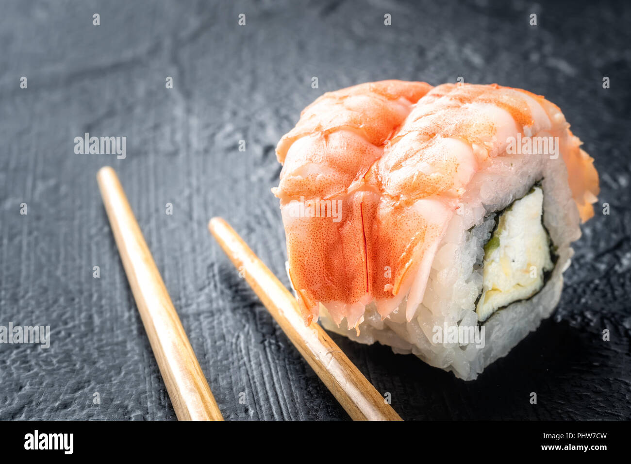 Rotoli di sushi di gamberi freschi di riso e formaggio Filadelfia Foto Stock
