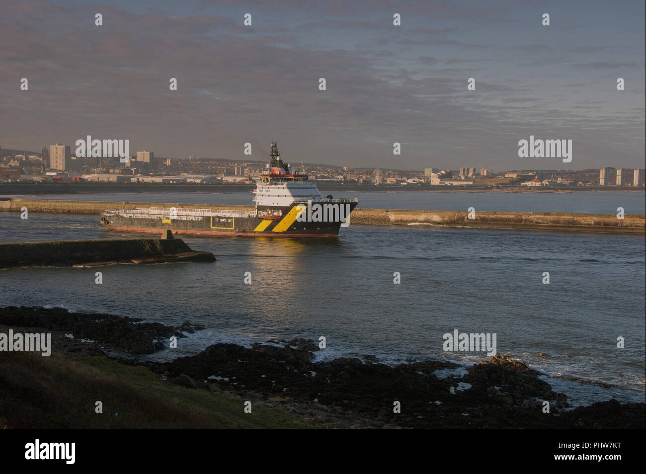 Oil Rig nave di sostegno (OSV). Caledonian visione di lasciare il porto di Aberdeen per le operazioni in mare del Nord Foto Stock