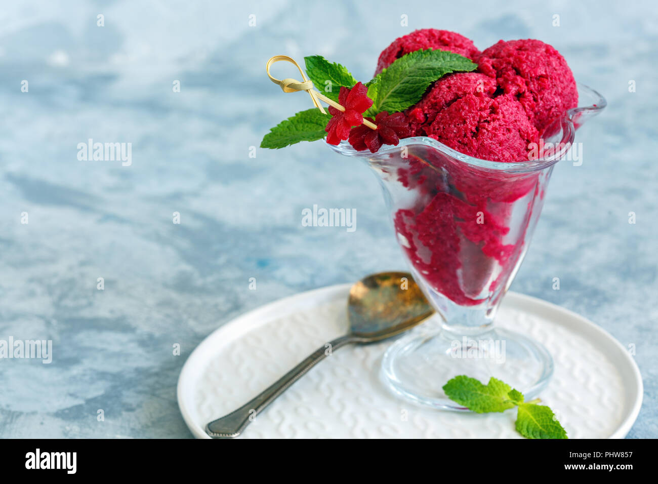 La barbabietola rossa gelato e verde menta. Foto Stock