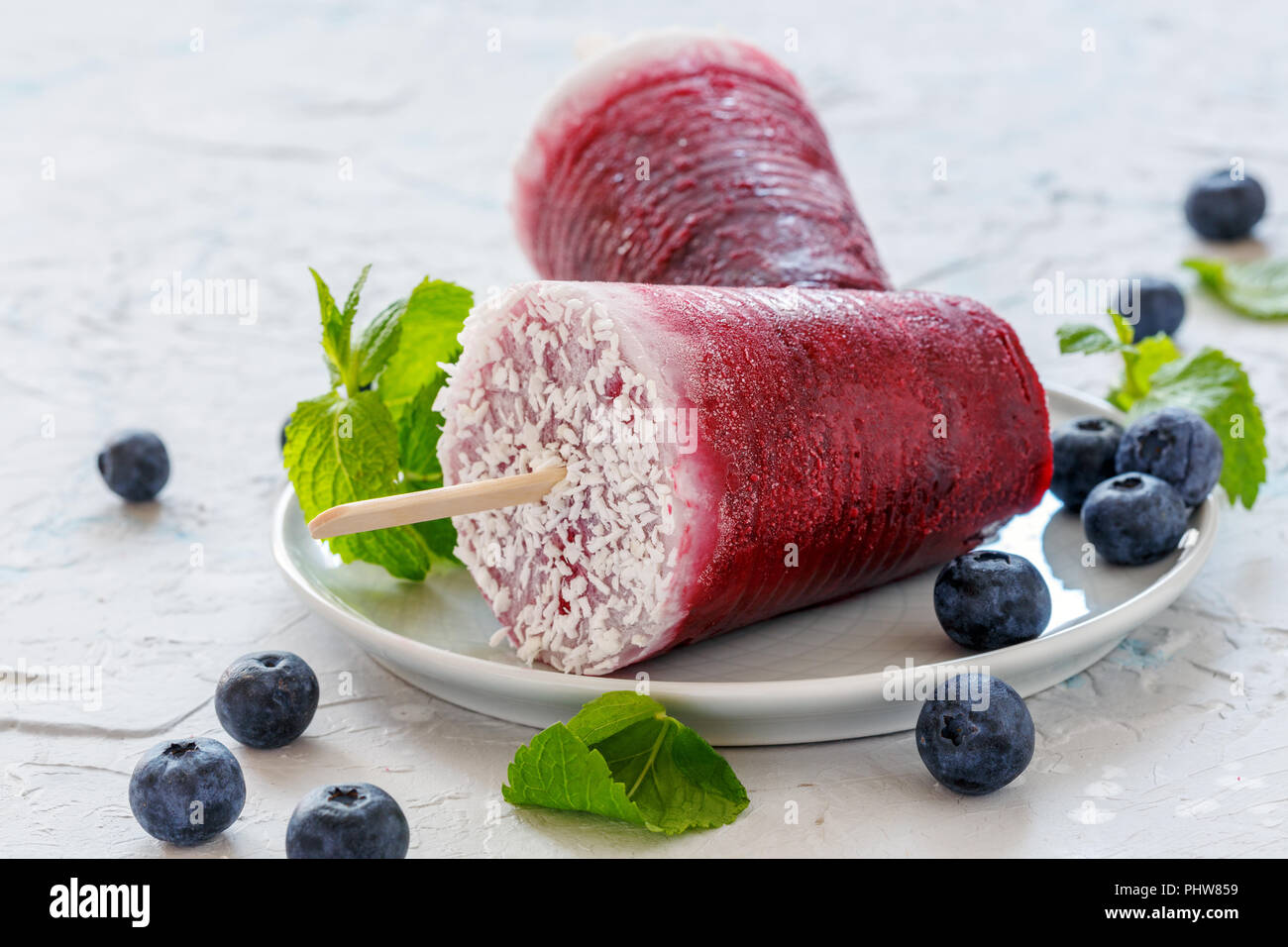 In casa vegan berry popsicles con latte di cocco. Foto Stock