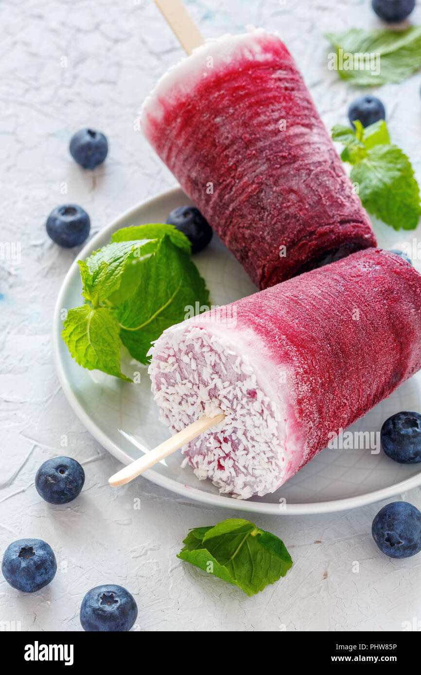 Piastra del vegan berry popsicles con latte di cocco. Foto Stock