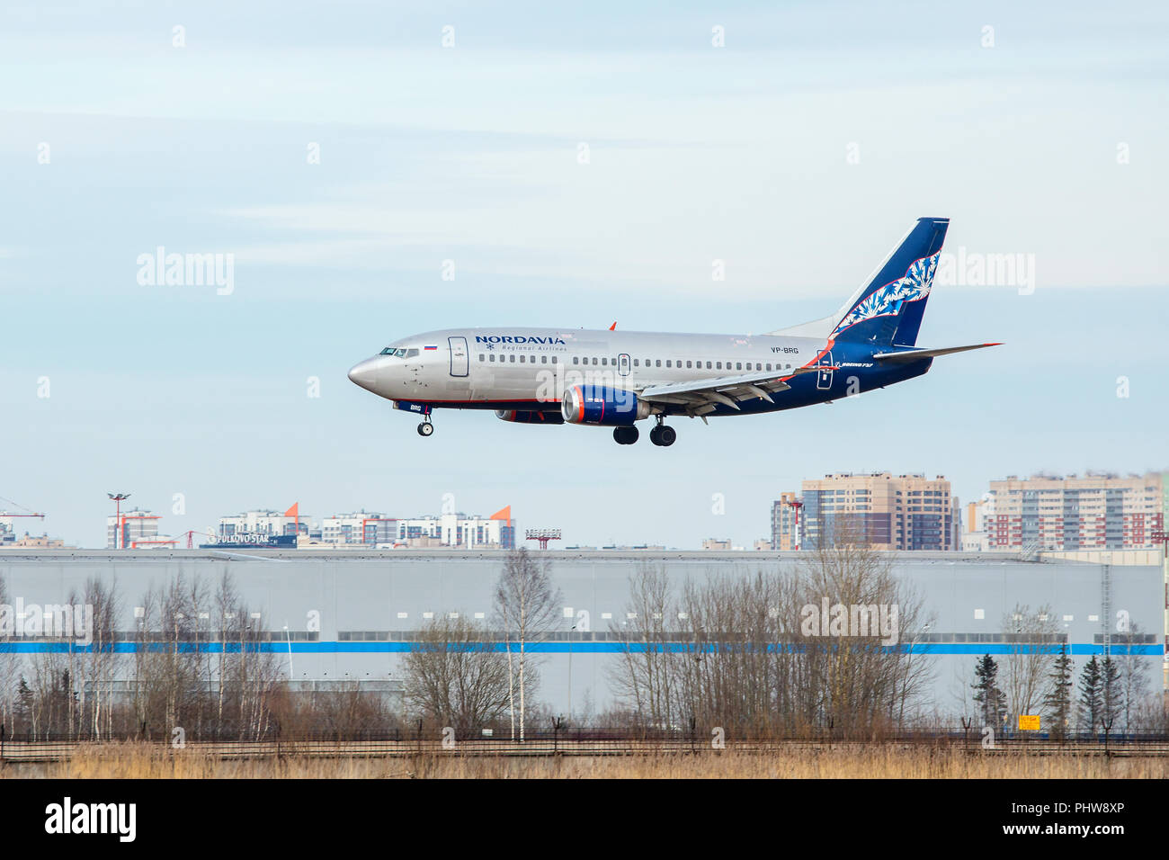 SAINT PETERSBURG, Russia - 09 Aprile 2017: battenti Boeing 737-53C (VP-BRG) Compagnia aerea "Nordavia" Foto Stock