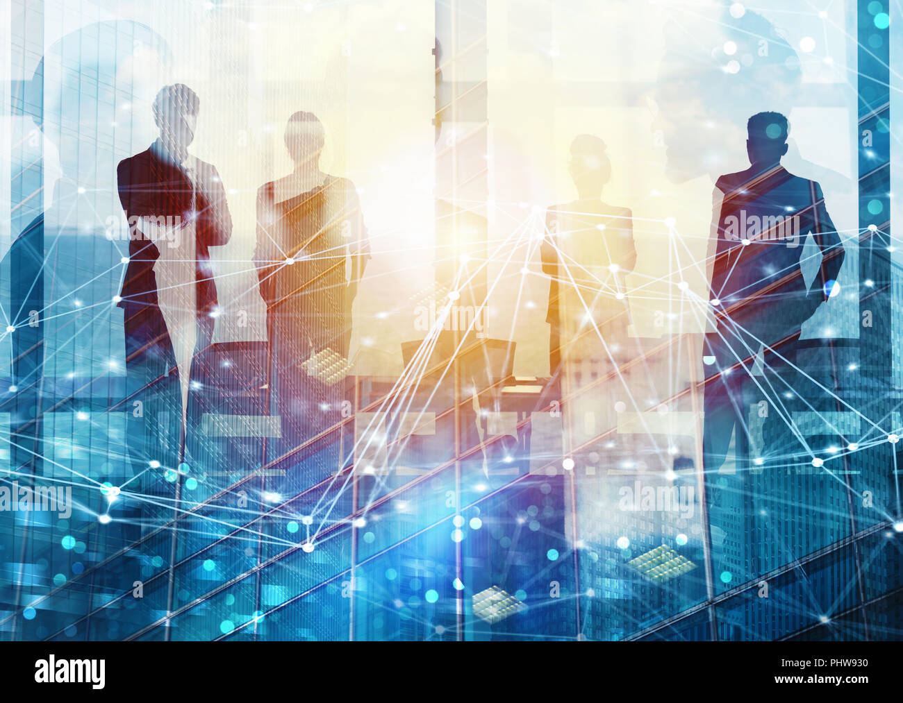 Gruppo di partner aziendale cercando il futuro con la rete effetto digitale Foto Stock