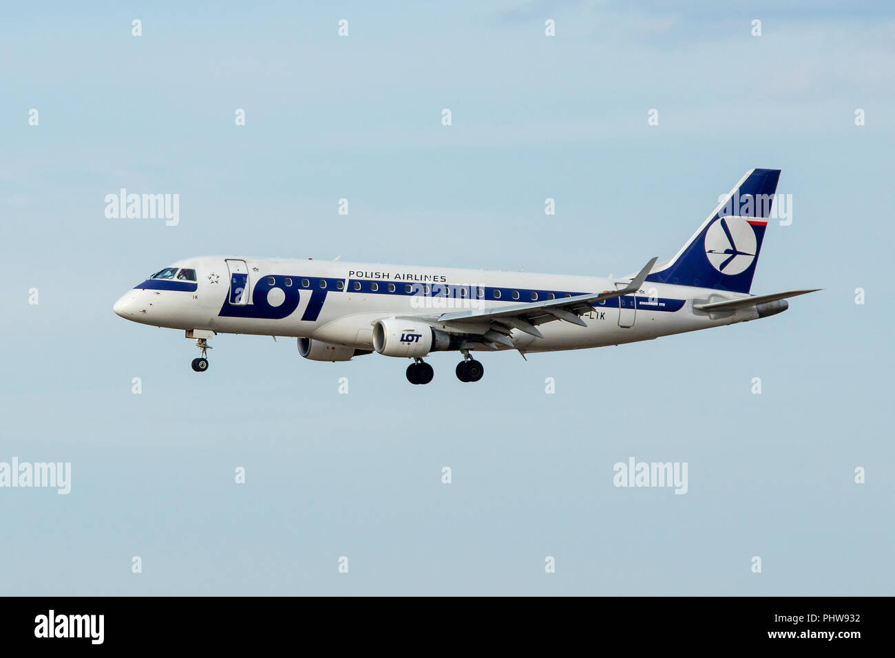 SAINT PETERSBURG, Russia - 09 Aprile 2017: battenti Embraer 170-200 LR (SP-LIK) Compagnia aerea "LOT Polish Airlines". Foto Stock