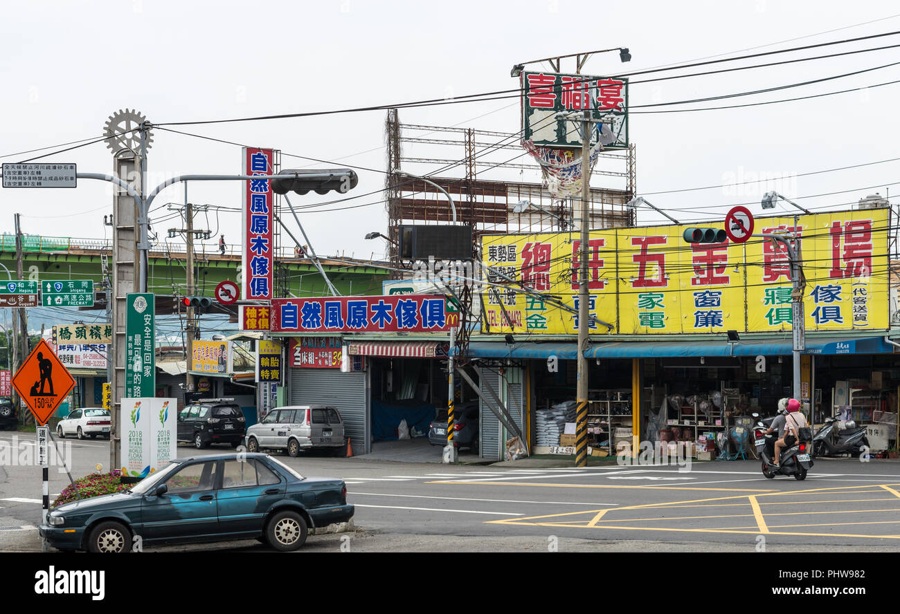 Segni colorati e i cartelloni pubblicitari sulla strada di Taiwan e Cina. Foto Stock