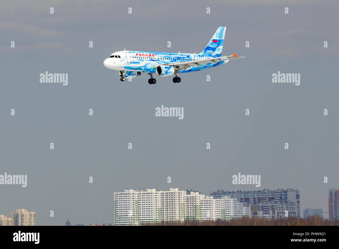 SAINT PETERSBURG, Russia - 19 Aprile 2017: battenti Airbus A319-111 (VQ-BAS) "compagnia aerea Rossiya - Russian Airlines" il colore del football club Foto Stock