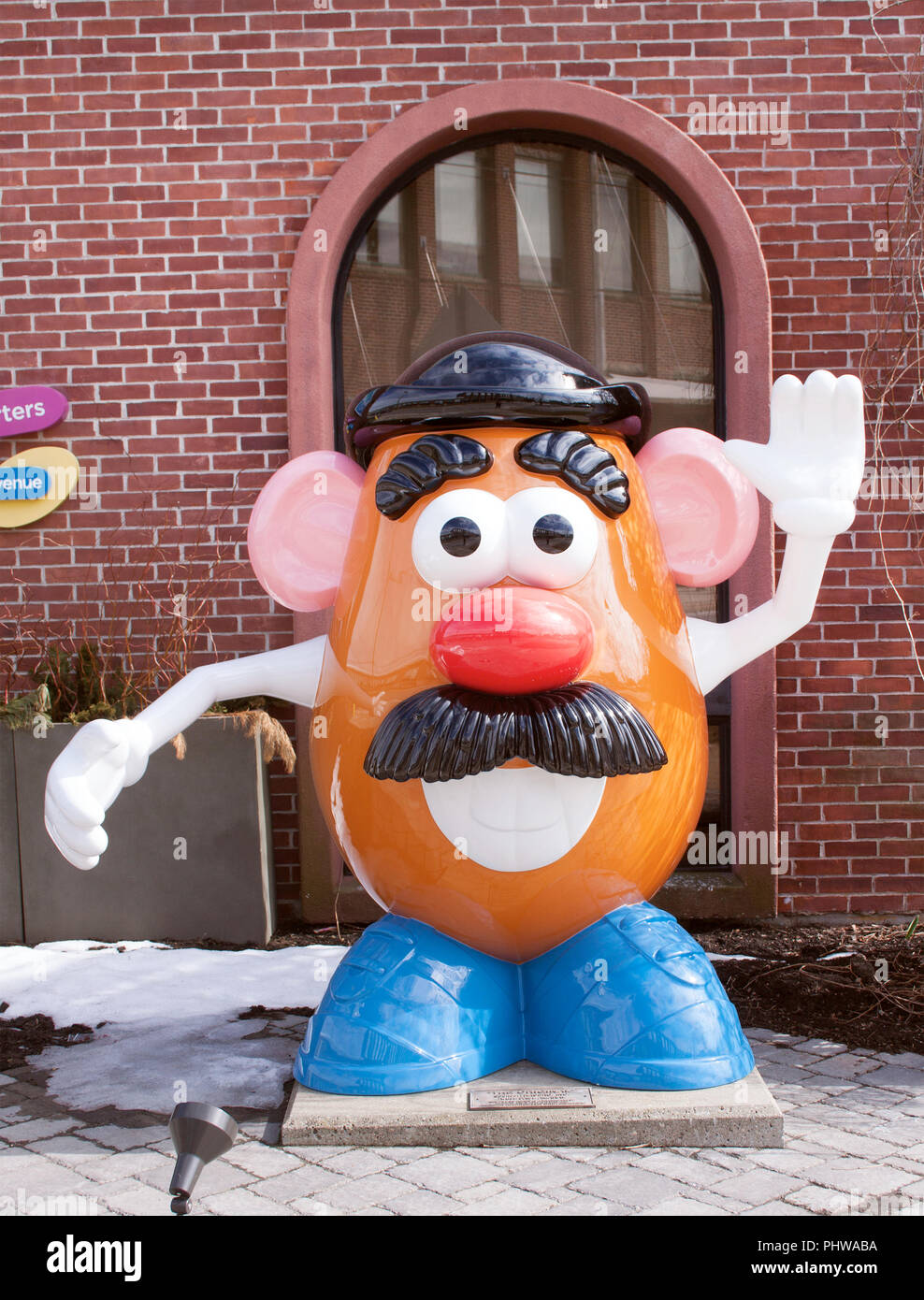 Una gigantesca statua di Mr. Potato Head a Pawtucket, Rhode Island, celebra le radici locali del classico giocattolo e l'eredità ludica della cultura pop. Foto Stock Una gigantesca statua di Mr. Potato Head a Pawtucket, Rhode Island, celebra le radici locali del classico giocattolo e l'eredità ludica della cultura pop. Foto Stock