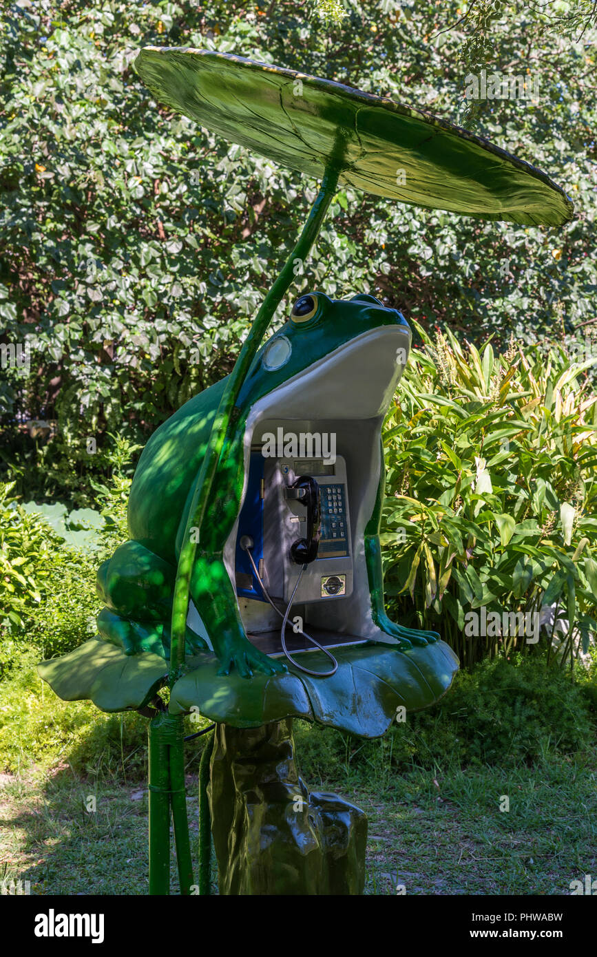 Un telefono a gettoni decorata con una rana verde. Taipei Giardino Botanico. Taipei, Taiwan e Cina. Foto Stock