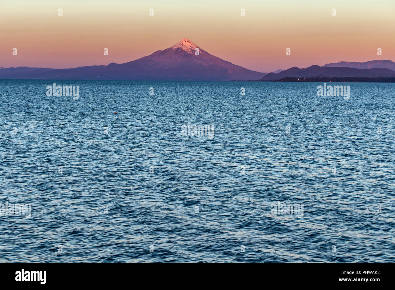 Puerto Varas, Lago Llanquihue, vulcano Osorno, Los Lagos regione, Cile Foto Stock