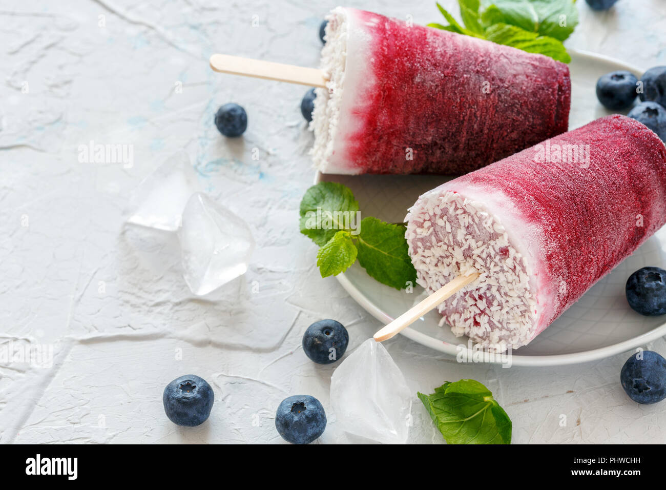 Piastra del vegan berry popsicles con latte di cocco. Foto Stock